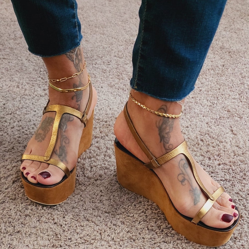 Vicini Tapeet Gold Wedge Sandals